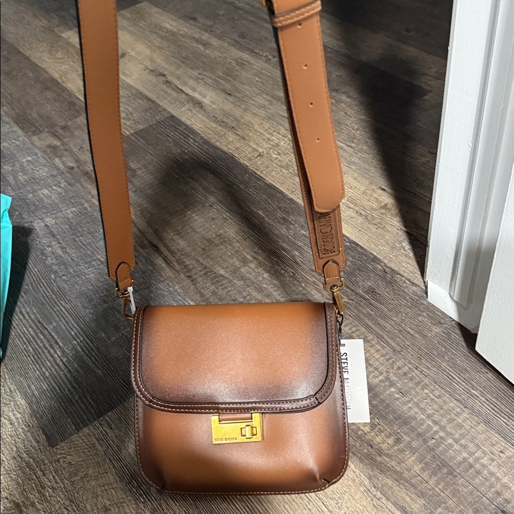 Steve Madden Tan Crossbody Bag with Gold Accents - Picture 7 of 11